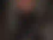 Schwarze latexbluse – die herrin fügt ihrem sexy gummi-outfit eine weitere schicht hinzu.