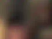 Wow! Ein sexy, glänzender und extra kurzer schwarzer latex-minirock über mehrlagigen, glänzenden strumpfhosen und netzstrumpfhosen.