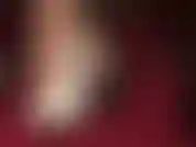 Trage pumps in verschiedenen farben, um die unterwürfige person zu necken, die füße liebt und absätze anbetet.