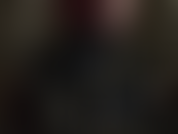 Handschuhfetischistin – in glänzendes schwarzes vinyl gekleidet, trägt die herrin schulterlange schwarze lederhandschuhe.