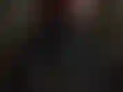 Handschuhfetischistin – in glänzendes schwarzes vinyl gekleidet, trägt die herrin schulterlange schwarze lederhandschuhe.