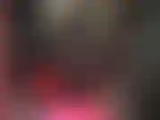 Eine blonde göttin, die spitzenstrümpfe über schwarzen strumpfhosen, einen extra kurzen schwarzen latex-minirock und schwarze, glänzende absätze trägt, um sie verrückt zu machen.