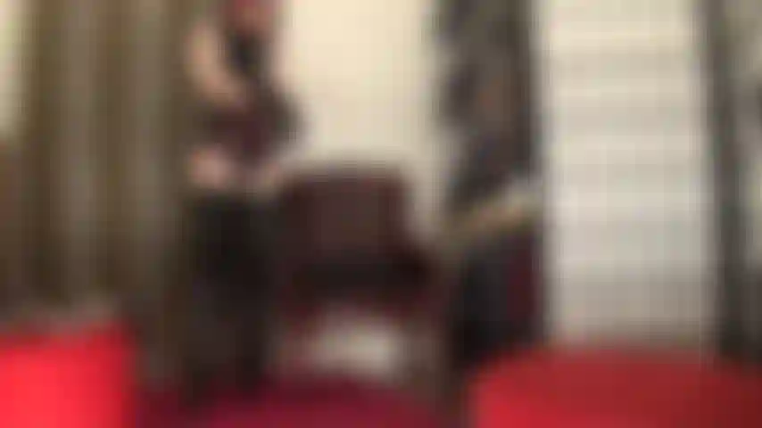 Das gummifetisch-outfit wird durch ein paar schulterlange schwarze latexhandschuhe vervollständigt, mit denen ich ihren unterwürfigen körper reizen und in alle ihre körperöffnungen eindringen werde, einige davon bis zum ellenbogen ...