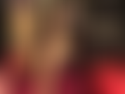 Ein heißer fetischist mit überkreuzten beinen in einem hautfarbenen nylon-bodystocking, gepaart mit metall-stilettos und sexy handschuhen.