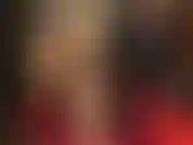 Strümpfe und glänzende strumpfhosenschichten – angefangen mit schwarzen transparenten strümpfen, sexy spitzenhöschen und strümpfen, fügt ihre nylongöttin weitere schichten für extra glänzenden hintern, beine und füße hinzu.