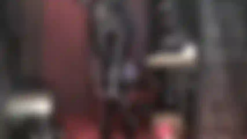 Die den arsch fantastisch verehrt, femdom-fetisch in schwarzem spandex und pvc.