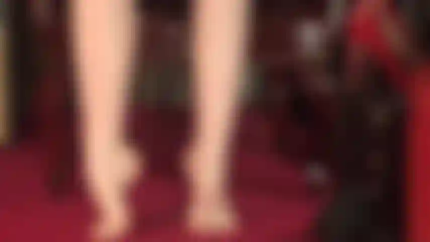 Die nackte füße verehrt – wunderschön geschwungene hohe fußgewölbe, weiche sohlen und süße zehen, die mit peeptoe-pumps spielen.