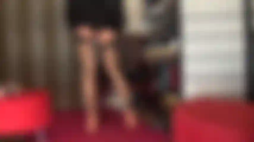 Strapon-dominanz und arschverehrung in sexy dessous, strümpfen und strumpfbändern mit 8 zoll schwarzem schwanz.