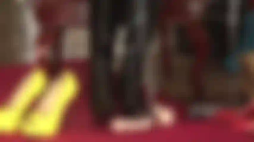 Gezwungen unter die stiefel meiner herrin und in meine heels – sobald du die liebevolle berührung meiner stiefel gespürt hast, ist es zeit, mit meinen heels liebe zu machen. Ermutigt durch meine reitgerte, schieb deinen schwanz in die heels!