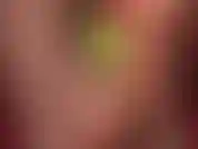 Extremer nahaufnahme-footjob ohne höschen. Die herrin neckt den geäderten schaft dieses weißen, unbeschnittenen dildos.