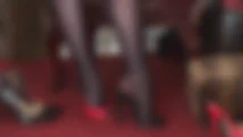 Rote oder schwarze stiletto-pantoletten? Beides macht richtig lust. Genieße high heels, strumpfhosen-fußfetisch und dangling.