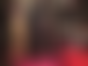 Pvc-jeans-fetisch – die herrin sieht in einer engen, glänzenden vinyl-jeans und einem durchsichtigen nylon-bodysuit umwerfend aus.