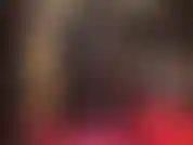 Pvc-jeans-fetisch – die herrin sieht in einer engen, glänzenden vinyl-jeans und einem durchsichtigen nylon-bodysuit umwerfend aus.