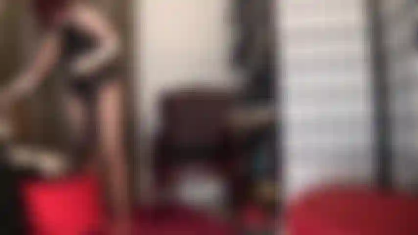 Herrin vivian füttert dich mit einem in nylonstrümpfen steckenden großen schwarzen schwanz. Lutsch ihn gut, meine hure, während dein strapon von herrin in deine kehle stößt.