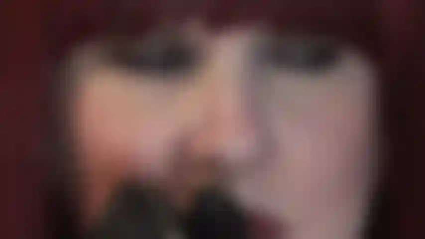 Die dame lässt sie nach dem schmerz ihrer reitgerte und der berührung ihrer wunderbaren weichen schwarzen lederhandschuhe lechzen ...