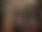 Eine lederherrin mit einem großen weißen strapon – unter diesem wunderschönen langen lederrock und mantel befindet sich einer meiner schwänze, den du mit deinem hübschen kleinen schwanzlutscher-schwuchtelmund verwöhnen musst.