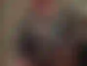 Lederherrin, stößt ihren großen weißen stryker-strap-on in deinen nuttigen mund.