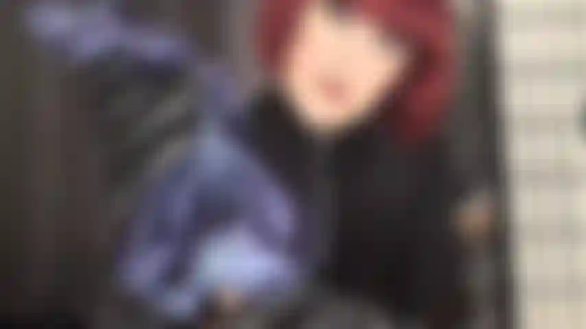 Handjob in einem blauen satinhöschen – die herrin wickelt die seidigste unterwäsche um ihren schwanz, um sie trocken zu melken.