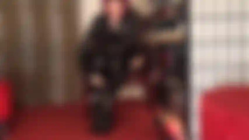 Fick meine stiefel und streichle dich selbst, während du deinen mund für meinen leckeren spucke öffnest, bevor die herrin deinen nuttigen schlampenarsch festnagelt.