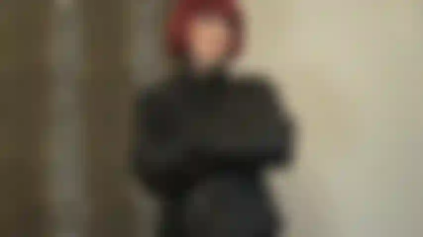 Intensive lederanbetung – genießen sie den anblick des unglaublich weichen und geschmeidigen schwarzen leders, das die herrin trägt … jacke mit knöpfen, hochgestellter kragen, handschuhe, rock und neckholder-top mit knöpfen.