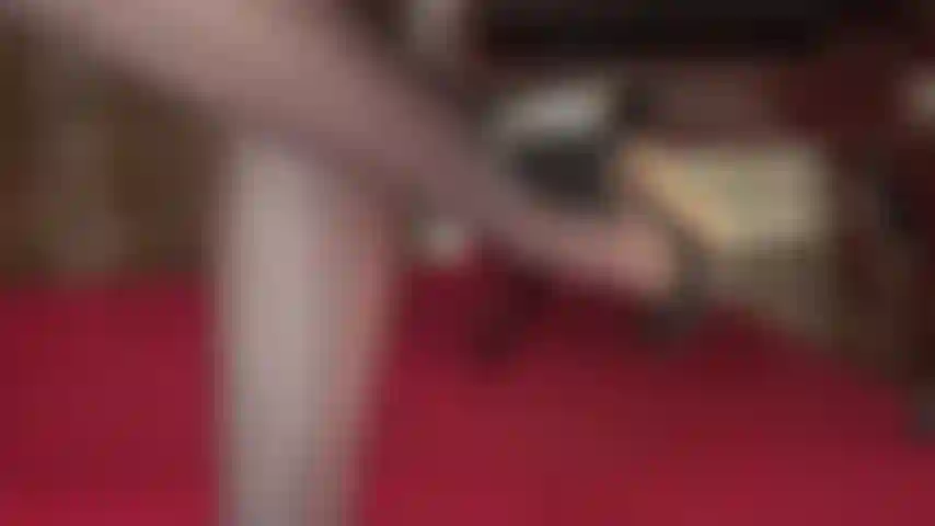 Wohlgeformte waden und wunderschöne lederabsätze. Hier ist der blick auf die unterschenkel von herrin vivian, während ihr kopf auf dem boden liegt.