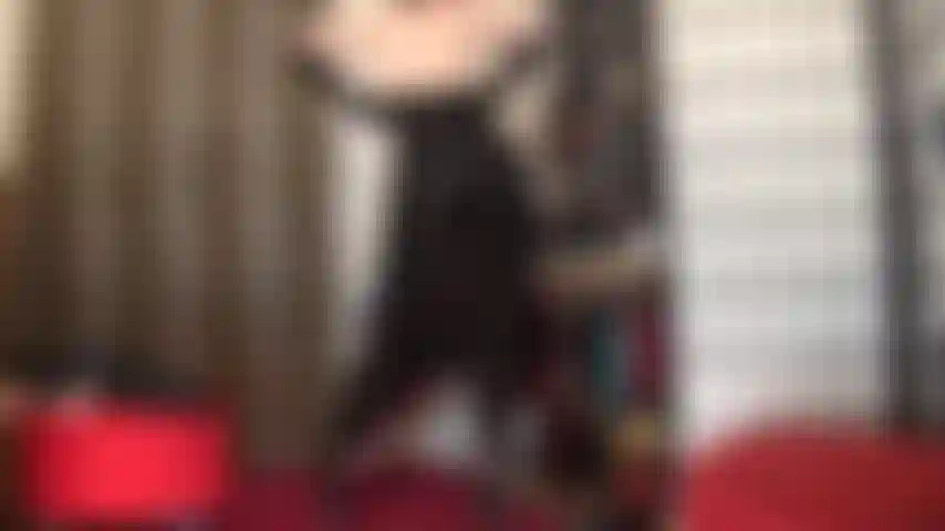 Enge lycra-leggings, pegging mit einem massiven schwarzen bbc-strap-on.