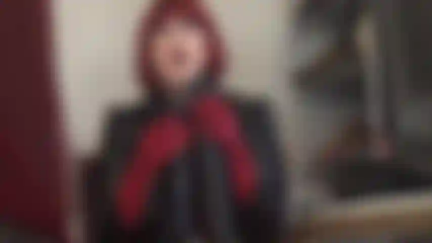 Herrin hat deinen schlampenmund weit geöffnet und ihm das wasser im mund zusammenlaufen lassen, während sie zwei riesige bbcs streichelt. Du willst diese großen schwänze so sehr befriedigen und ihre leckeren spermaladungen schlucken.