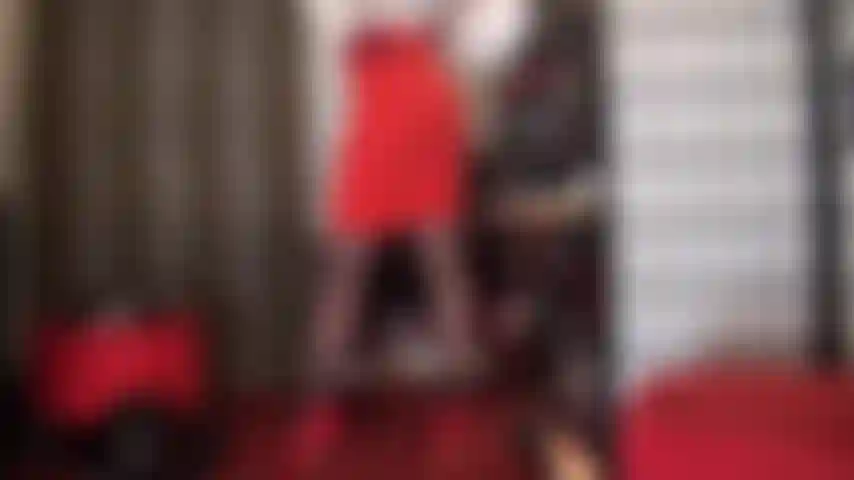 Sehen sie zu, wie ihre göttin von schwarzen, durchsichtigen strumpfhosen in schwarze nahtstrumpfhosen wechselt und sich mit sexy roten stilettos herausputzt.