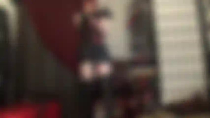 Die eine göttin aus leder anbetet – kurzer rock, lange handschuhe, eng geschnürtes korsett und hohe stiefel.