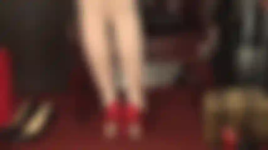 Harnröhrensound mit dem stahlabsatz der herrin – klingt das nach spaß? Fülle deinen schwanz für mich, während du diese wundervollen seidigen weißen vintage-ff-strümpfe über superglänzenden strumpfhosen bewunderst.