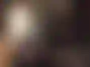 Herrin vivian lässt sie auf ihren knien ihren riesigen schwarzen strapon anbeten – gekleidet in weiches weißes fell und schwarzes leder mit strumpfhosen, streichelt und stößt die herrin ihren riesigen bbc tief in sie hinein.