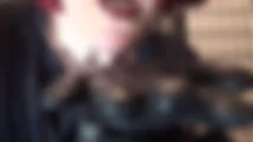 Spucke auf schwarze lederhandschuhe – trinke meinen leckeren speichel, lecke ihn direkt von meinen lederhandschuhen. Mmm, köstlich!