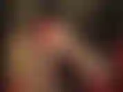 Rote satinshorts und lange glänzende strumpfhosenbeine in roten pumps sind so heiß!