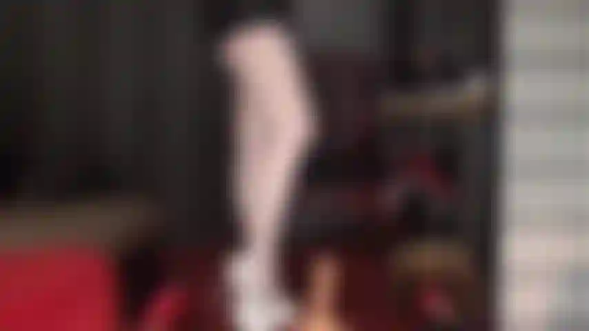 Dein sklavenschwanz pocht für die beine einer göttin in weißen strumpfhosen und weißen plateaupumps. Du würdest nichts lieber tun, als diese nylonbeine und -füße zum ausmelken des ganzen spermas zu benutzen.