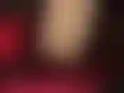 Eine keuschheits-fuß-sub – die herrin neckt den strumpfhosen-fuß-liebenden sklaven mit hohen bögen, weichen nylonsohlen und wackelnden zehen, die schlüssel zu ihrem käfig baumeln direkt vor ihnen … eine süße folter …