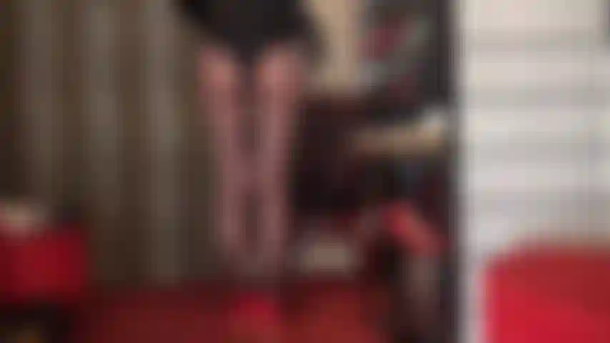 Beine, beine und noch mehr beine – diese unglaubliche schwarze, durchsichtige strumpfhose in kombination mit glänzenden roten stilettos macht dich verrückt. Herrin kennt deine schwäche für ihre perfekten kurven.