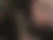 Herrin neckt mit einem extrem sexy und extrem hohen absatz in der hand.