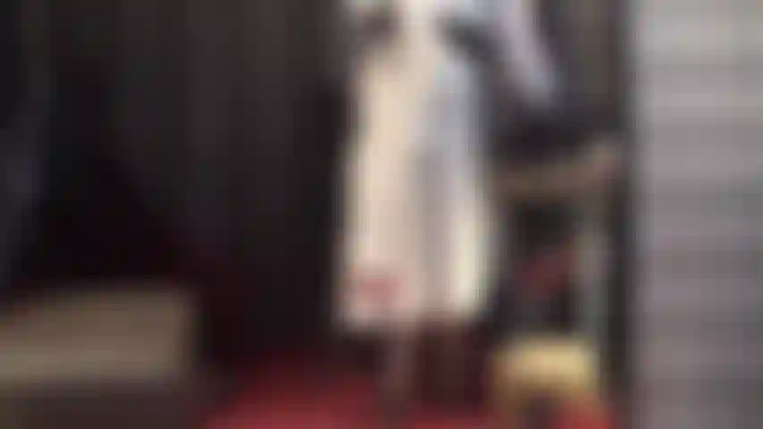 Mistress strahlt eleganz und raffinesse in reinem weißen pelz aus.