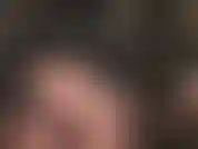 Handjob mit handschuhen, pvc-fetisch, spuckfetisch, nylons, arschverehrung – herrin streichelt großen schwarzen schwanz, während sie ein enges, sexy vinylkleid mit strumpfhosen darunter und ellenbogenlangen lederhandschuhen trägt.