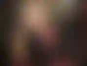 Latex-herrin, strapon-dominanz – ihre herrin, in perfektes, glänzendes, enges gummi gekleidet, stößt langsam in sie hinein und reibt ihre in latex gekleideten schenkel an der rückseite ihrer beine.