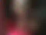 Ein seltener clip mit rot lackierten zehennägeln in schwarzen, durchsichtigen strumpfhosen.