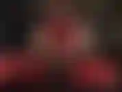 Eine latex-herrin, die dich hungrig nach schwänzen macht – in einen heißen roten gummi-catsuit gekleidet, streichelt die herrin ihren stryker-strap-on und macht dich so geil auf große schwänze.