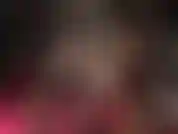 Mit übereinandergeschlagenen beinen, trage strumpfhosen, trage bein-teaser, baumelnde beine, spiele mit schuhen, habe nylon-fußfetisch und reibe dildos an absätzen und füßen.