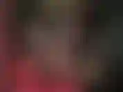 Klein, eng, glänzend und einfach heiß – herrin vivian trägt ein schwarzes latexkleid, dazu spitzenstrümpfe an den nackten beinen und dazu metallene stiletto-pumps.