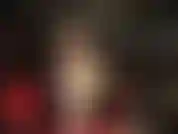 Knie dich zu füßen deiner latex-herrin, einer justizvollzugsbeamtin. Nackte füße und latex. Dies ist ein seltener clip mit lackierten zehennägeln.