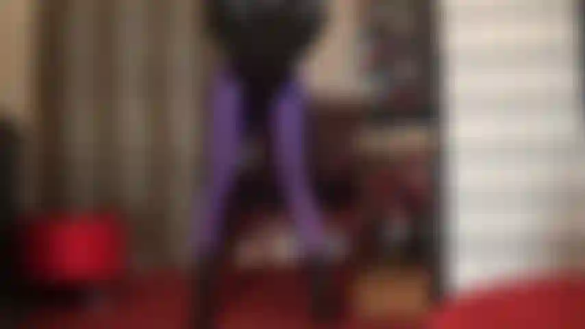 Extrem glänzende und enge lila spandex-strumpfhosen, beinverehrung, arschverehrung und stiefeletten.