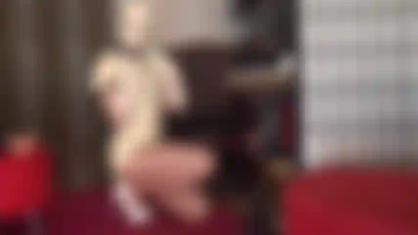 Verrücktes weißes gummi-outfit, handschuhe und latex-kapuze mit spritzendem strap-on. Herrin vivian wichst ihren großen schwanz. Kannst du mithalten? Schmier deinen schwanz ein und streichle ihn.