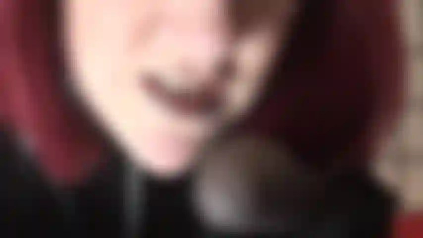 Eine latexgöttin in engen schwarzen gummileggings und habe einen großen schwarzen schwanz in der hand, auf dem dein name steht. Du, meine hure, wirst diesen wunderschönen großen strap-on abbekommen.