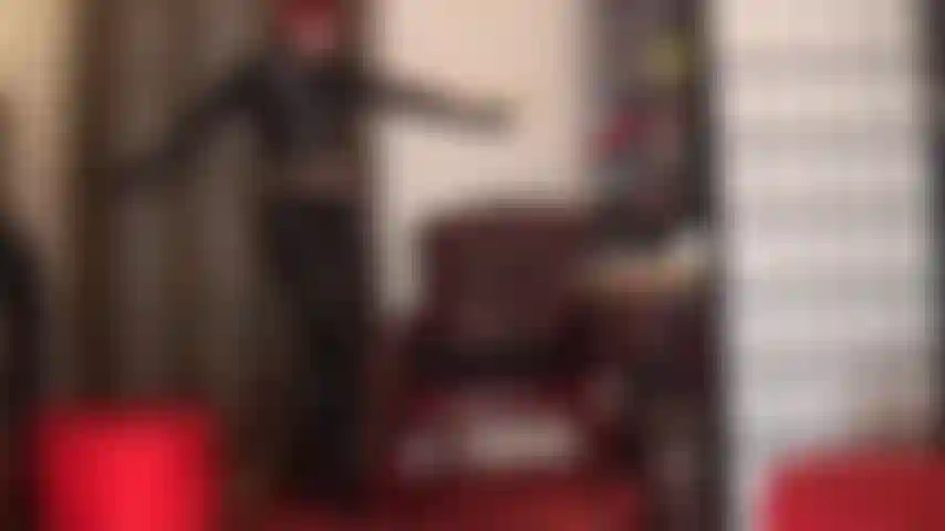 Atemkontrolle – eine bösartige göttin in glänzenden schwarzen pvc-jeans und -jacke hält deinen hals fest im griff. Kannst du kommen, bevor dir die luft ausgeht?