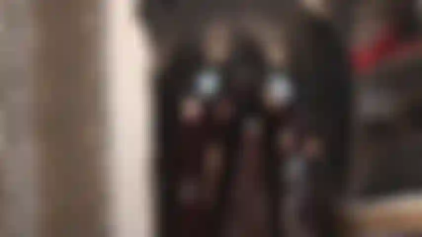 Glänzende perfektion – der hintern von herrin vivian im engen pvc-catsuit.